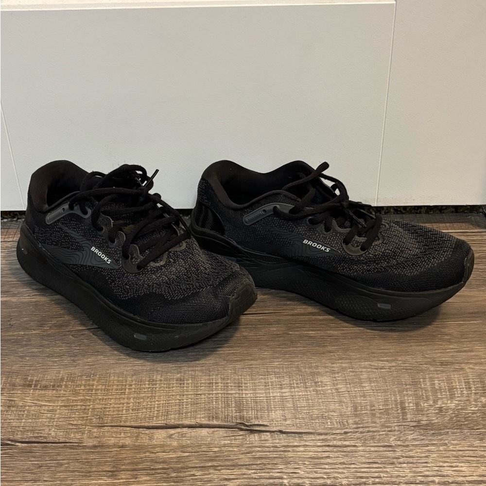 * SOLD * Brooks women's Black Athletic Shoes